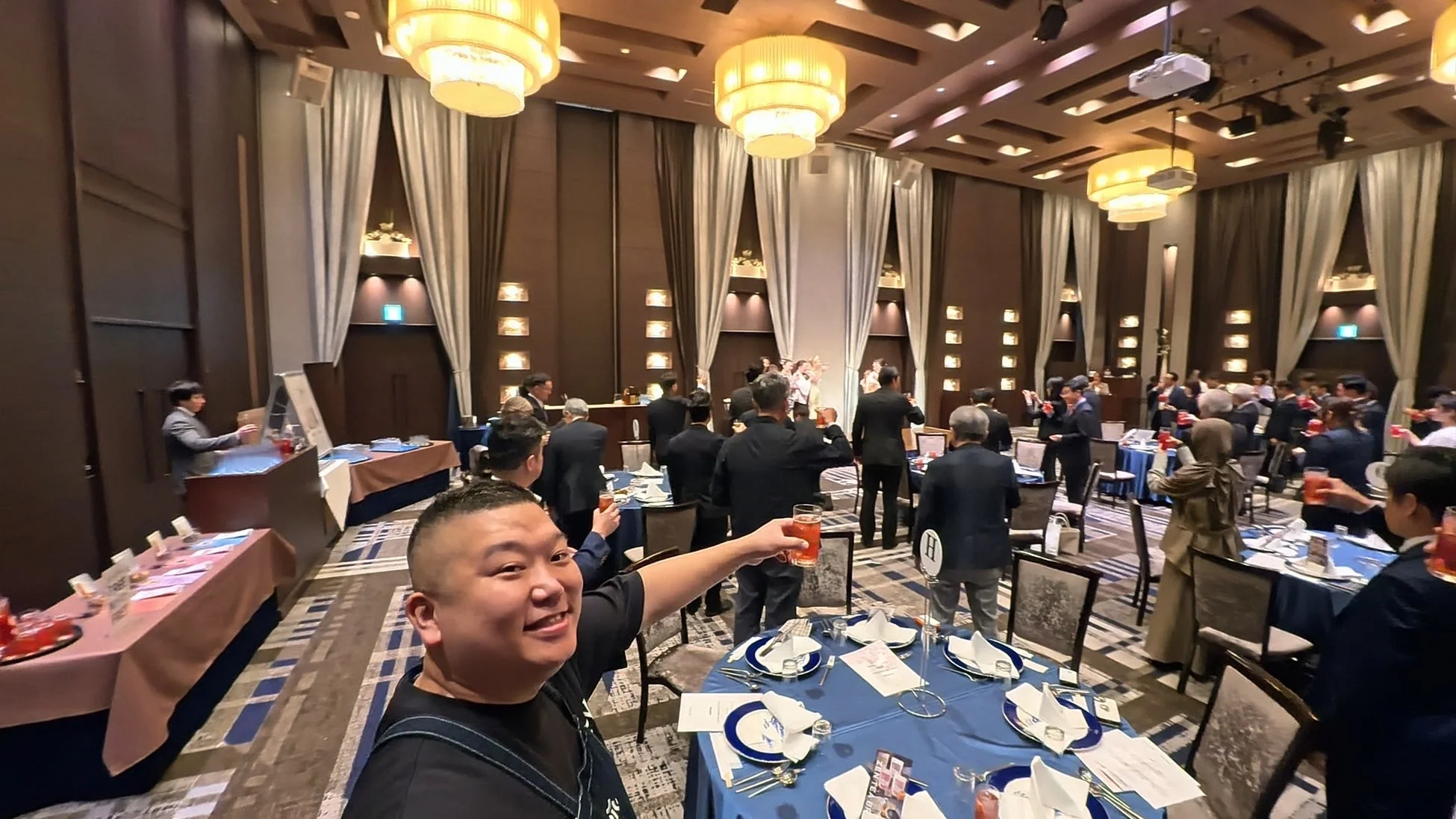 乾杯シーン