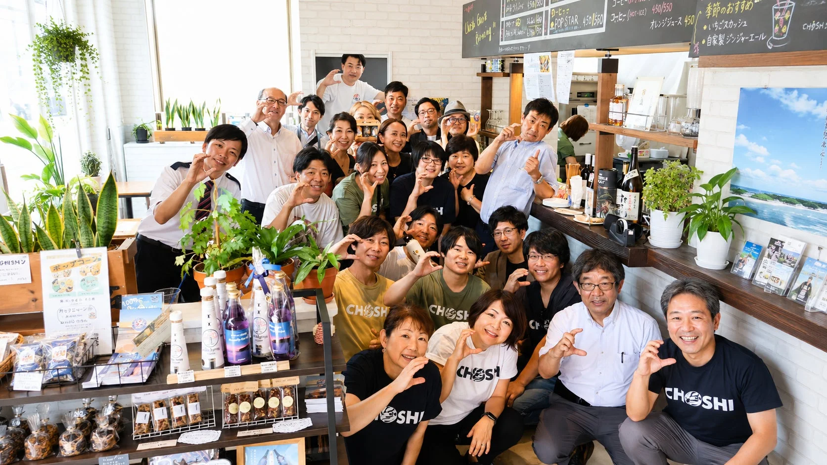 カフェのような場所での集合写真
