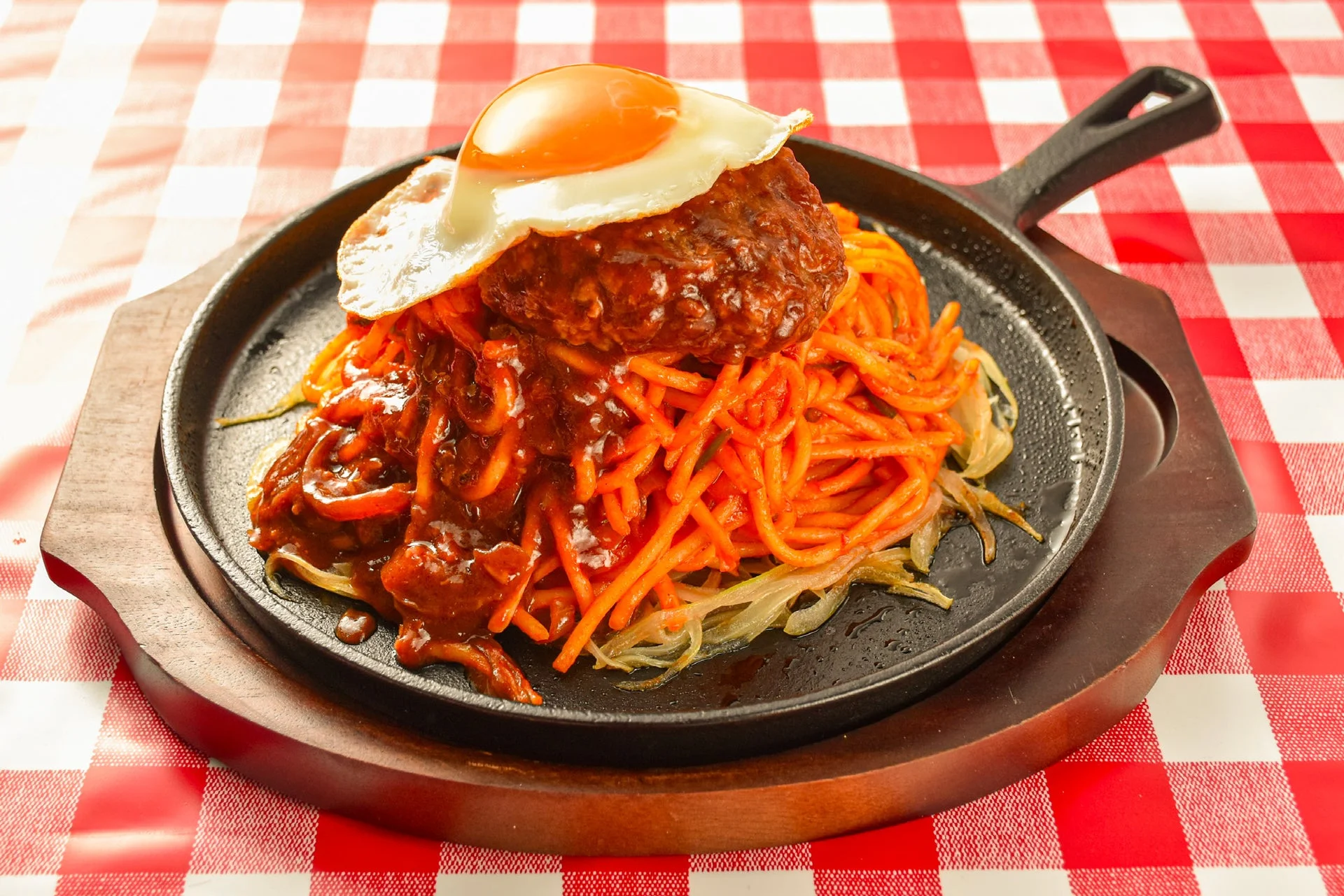 ハンバーグとナポリタンの鉄板