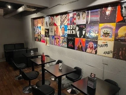 壁一面に多数のレコードアルバムジャケットが飾られた店内
