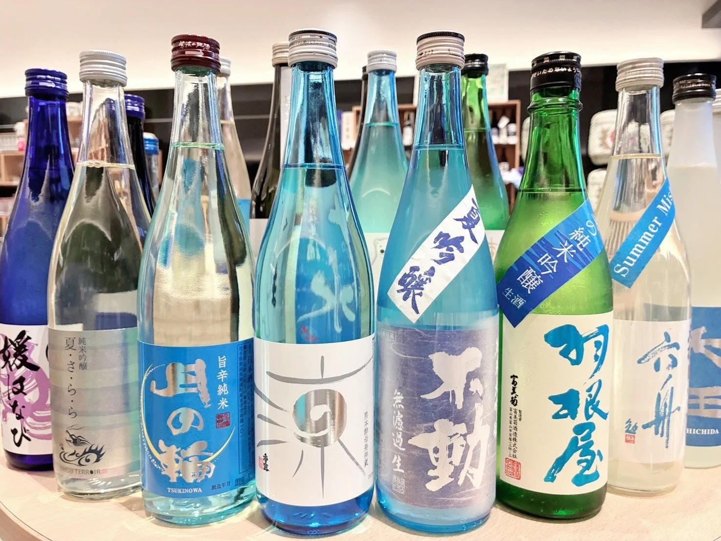 日本酒のボトルが多数並べられた写真