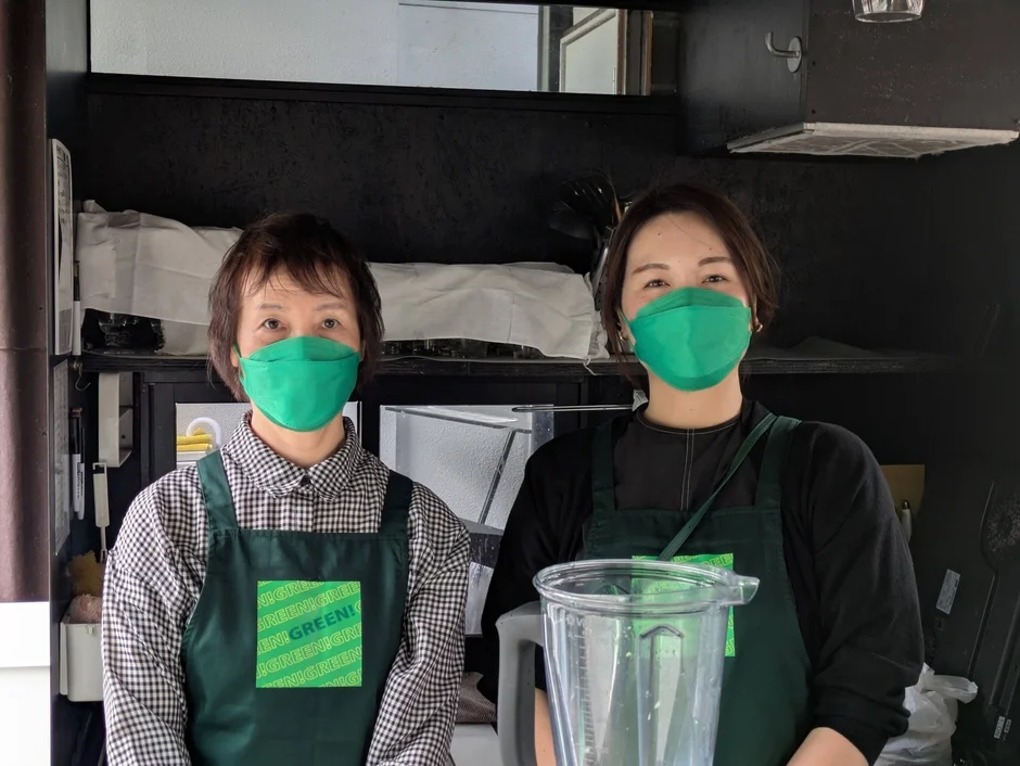 厨房で働くGreen!のスタッフ