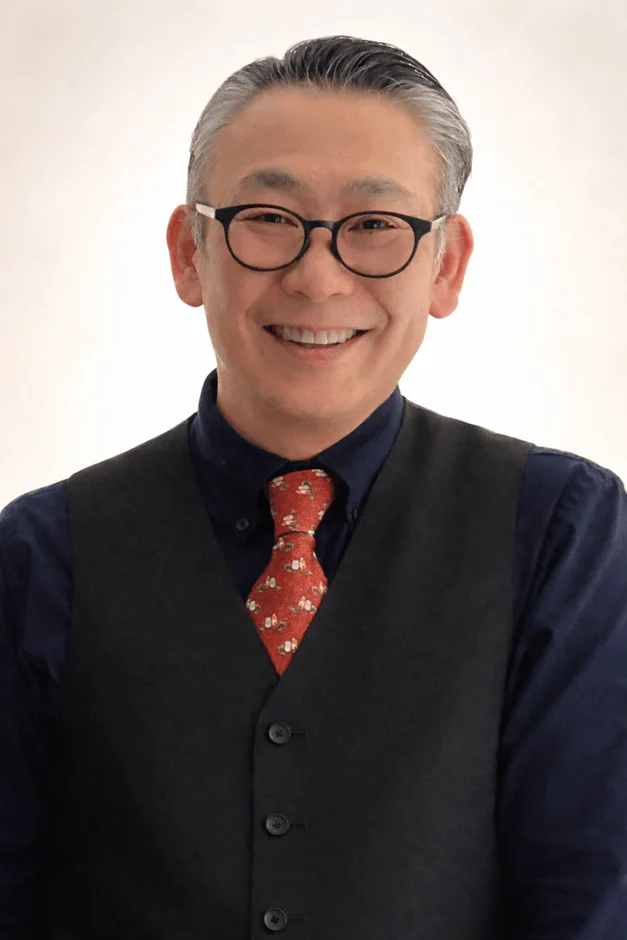笑顔の男性ソムリエ