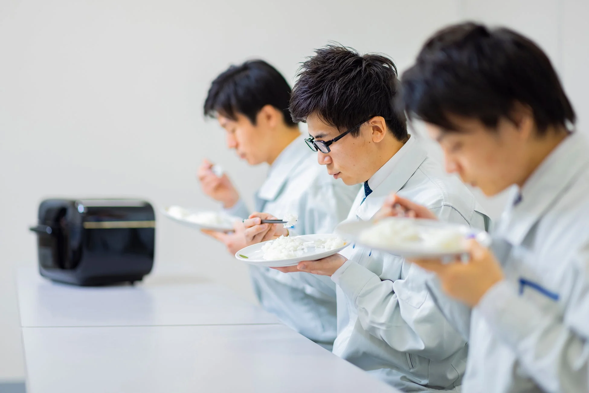 ごはんを試食する様子