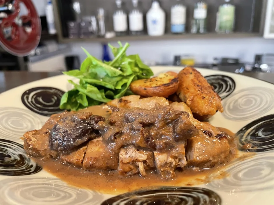 ブラウンソースがかかった肉料理がメインの、美味しそうなディナープレート