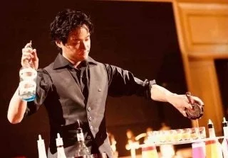 フレアバーテンディングを披露する男性