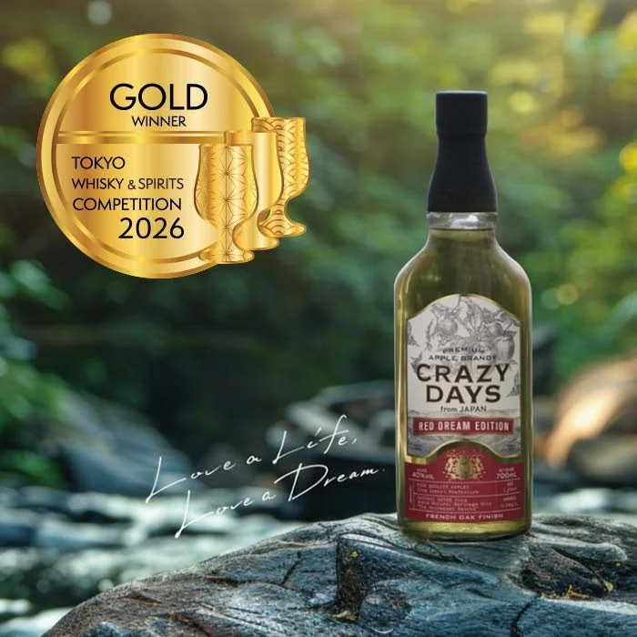 東京ウイスキー&スピリッツコンペティション2026の金賞受賞メダルが添えられた「CRAZY DAYS PREMIUM APPLE BRANDY」のボトル