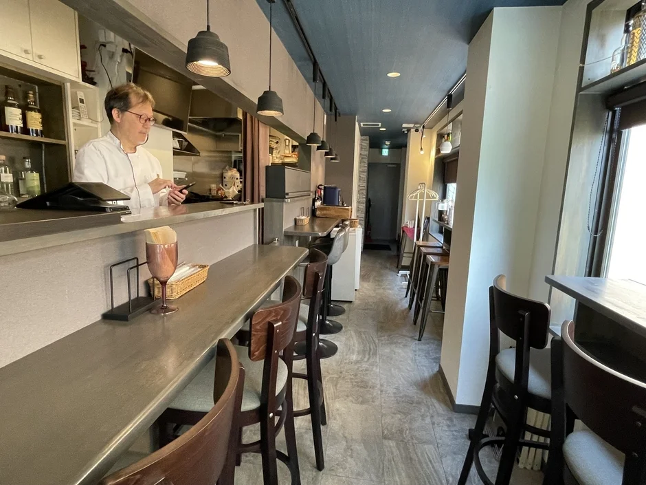 モダンな雰囲気のバーまたはカフェの店内