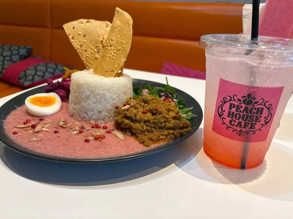 ピンクと緑のカレー、ライス、ドリンクのプレート