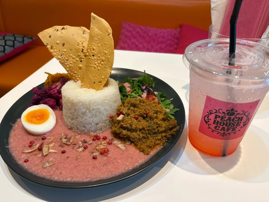 PEACH HOUSE CAFEのカレープレートとドリンク