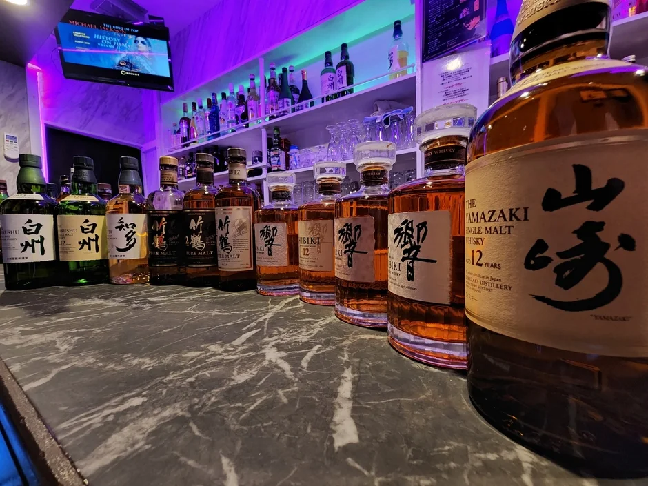 ジャパニーズウイスキーが並ぶP-Styleのバーカウンター