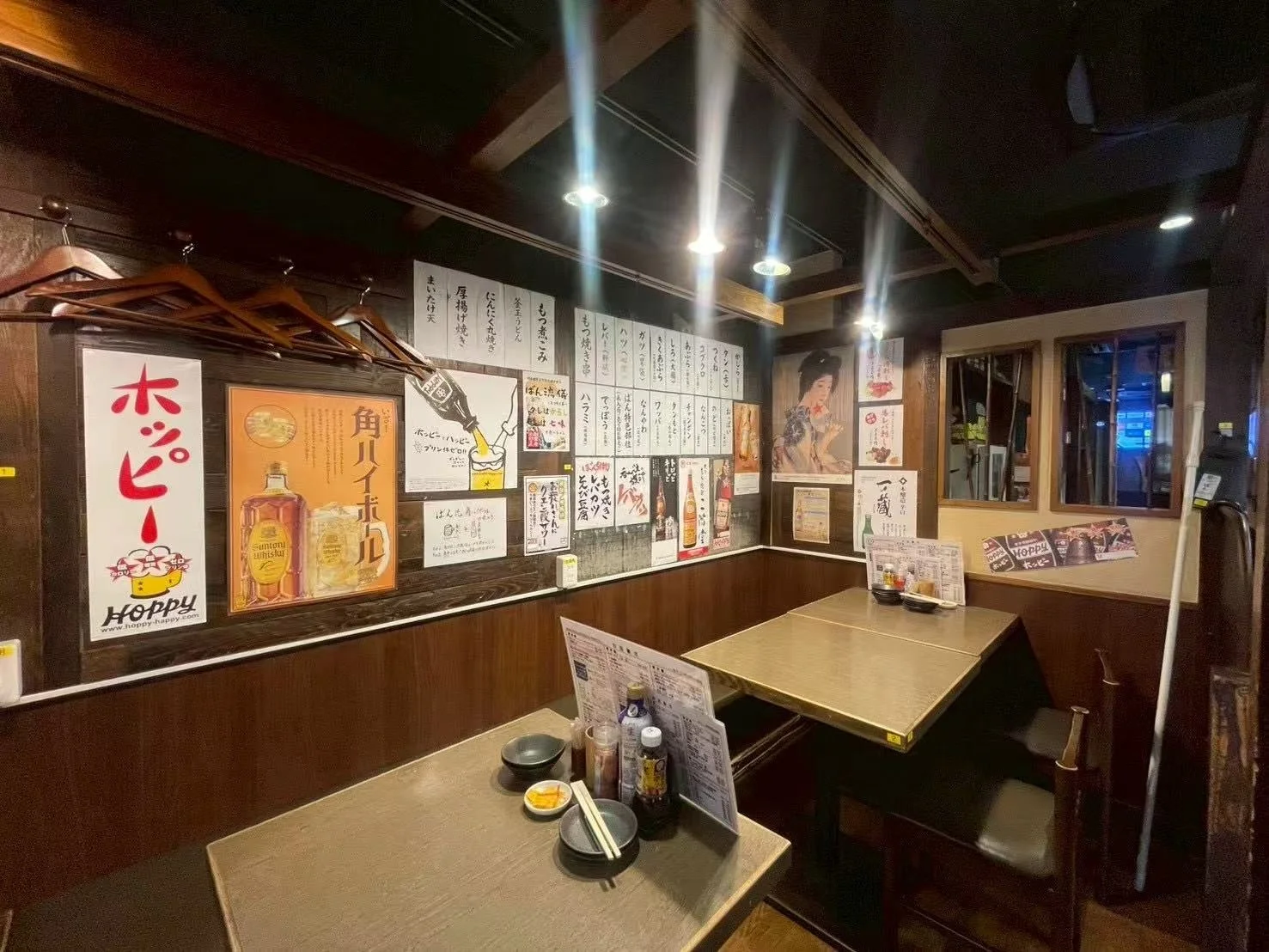 もつ焼きばんの店内