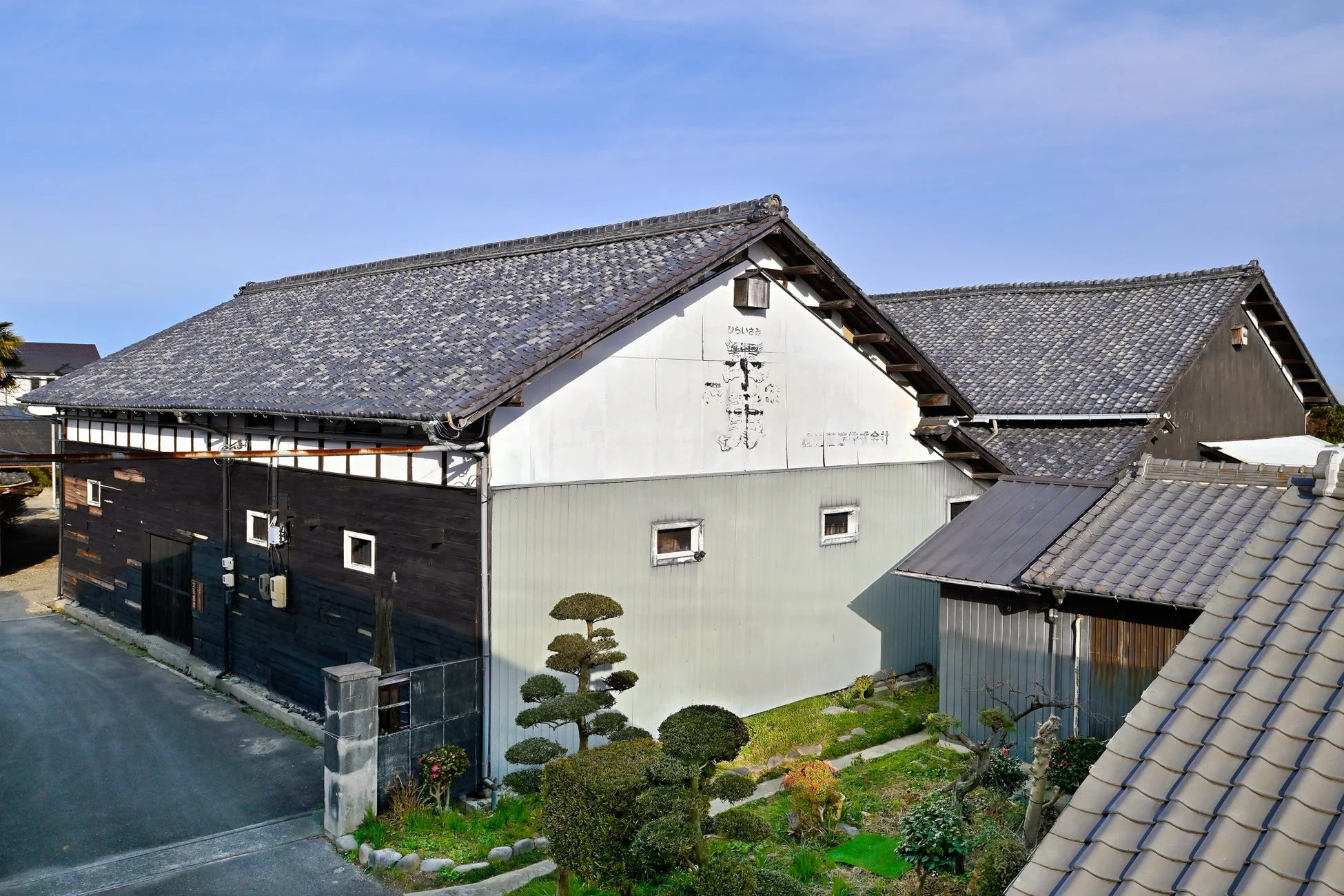瓦屋根の伝統的な日本家屋が立ち並ぶ風景