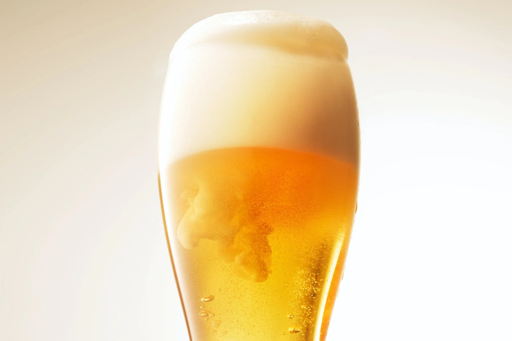グラスに注がれた黄金色のビール