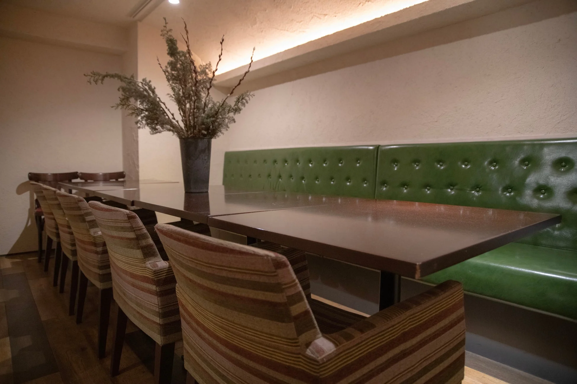 落ち着いた雰囲気のレストランまたはカフェの店内です。